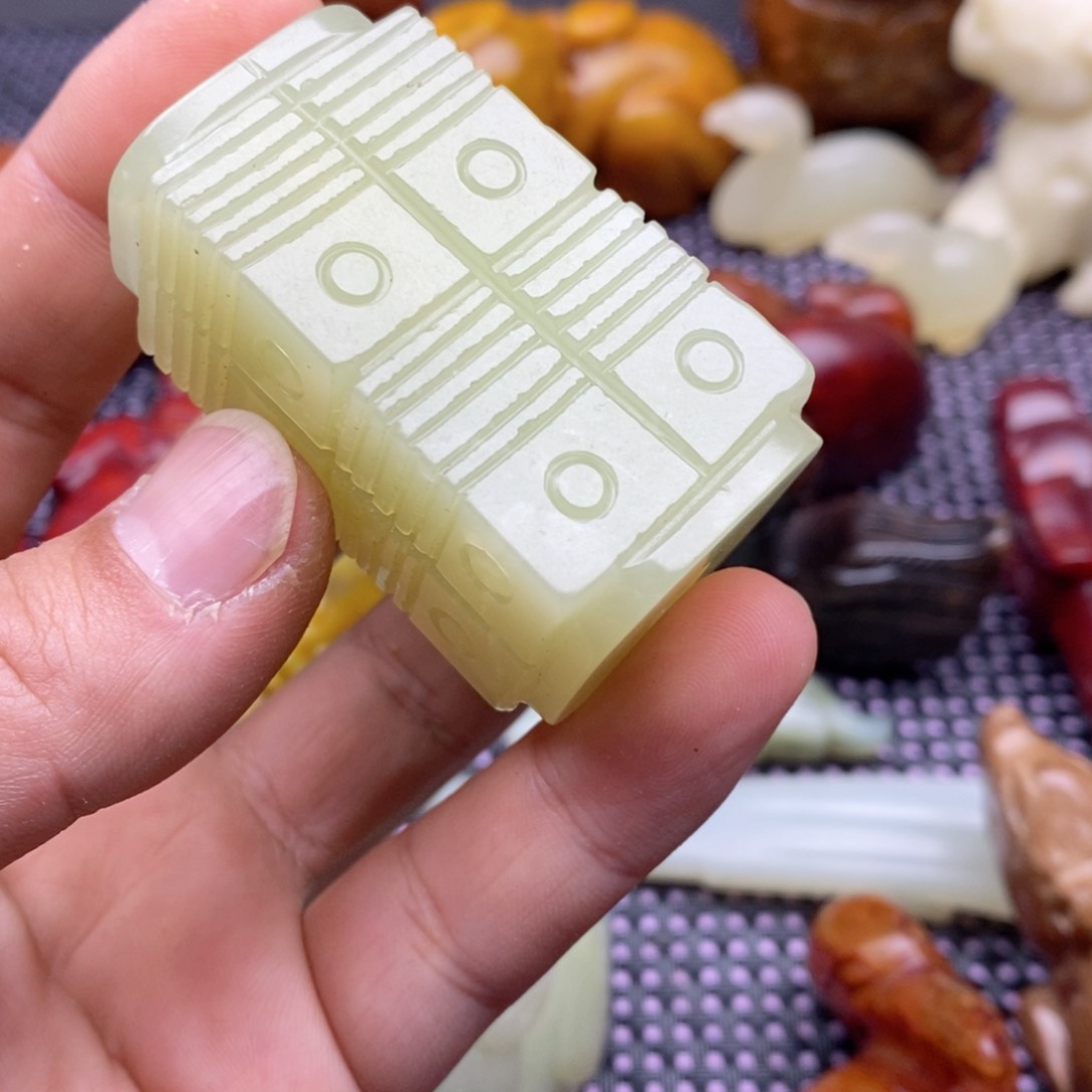 蛇纹石玉颈饰未镶嵌