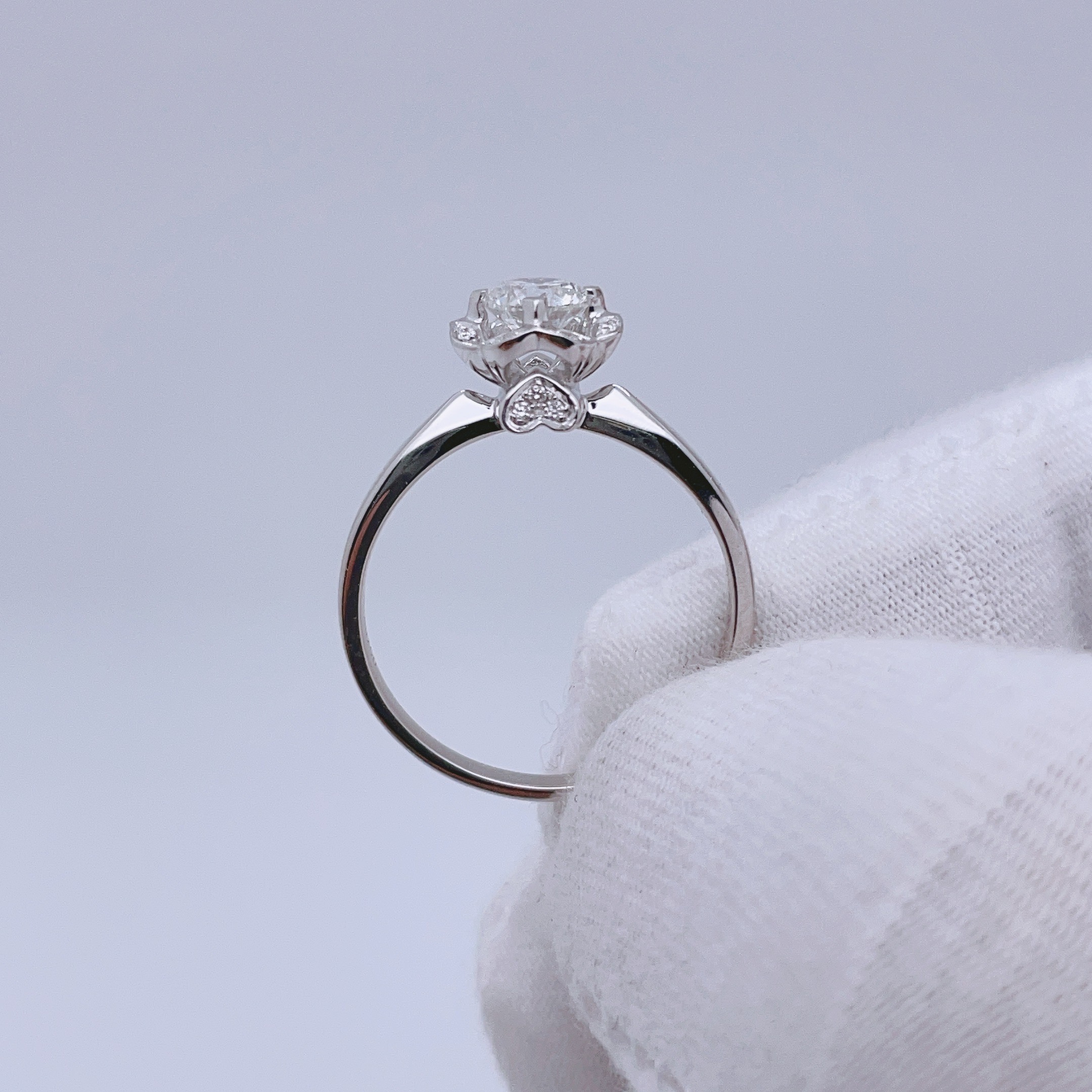 18k金3.349克主钻50份花苞钻戒副钻4.3份钻石净度VS1颜色G