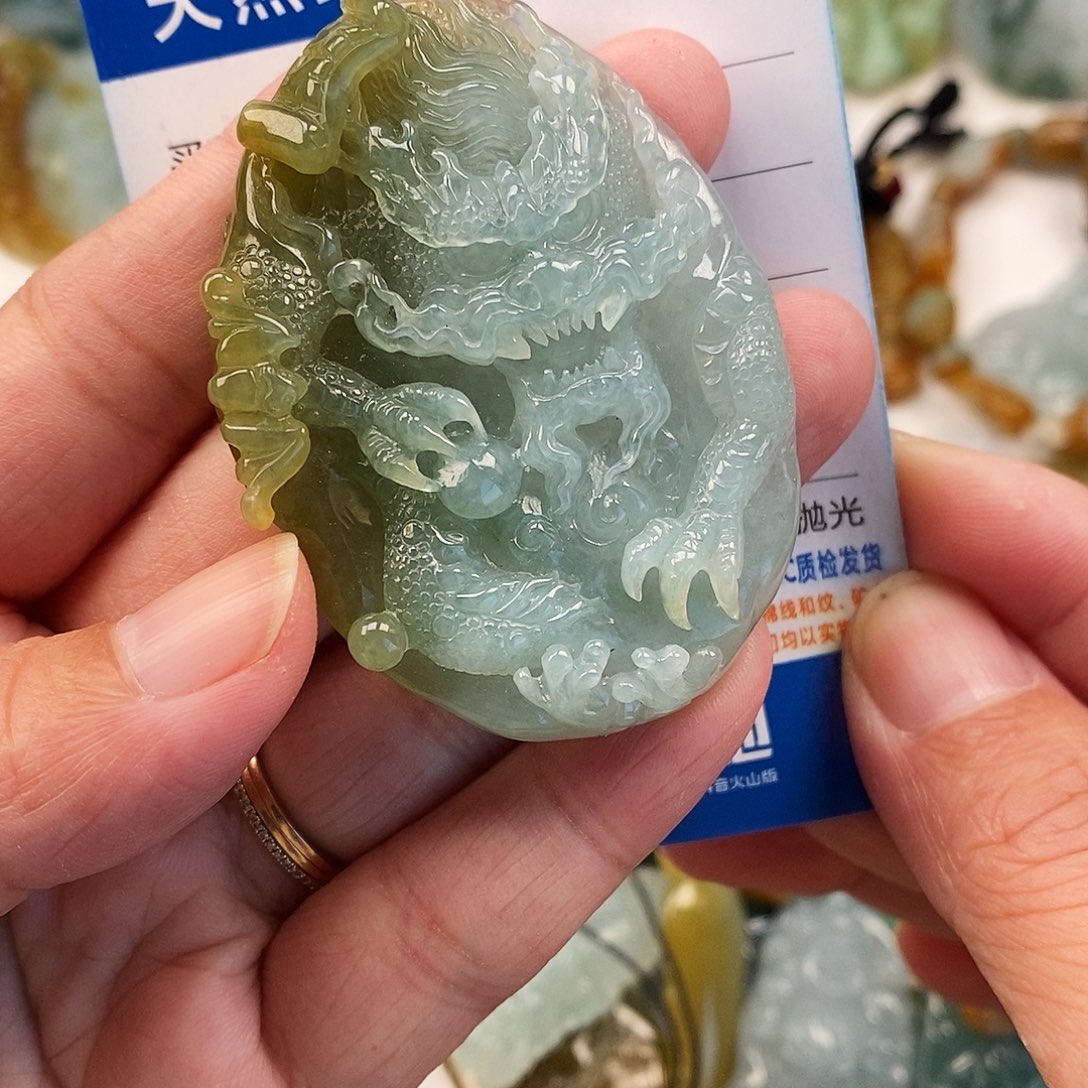 翡翠未镶嵌颈饰龙