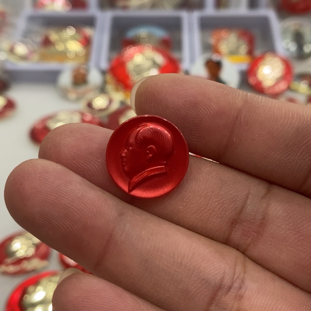 铝红色纪念章珠光纽扣小章