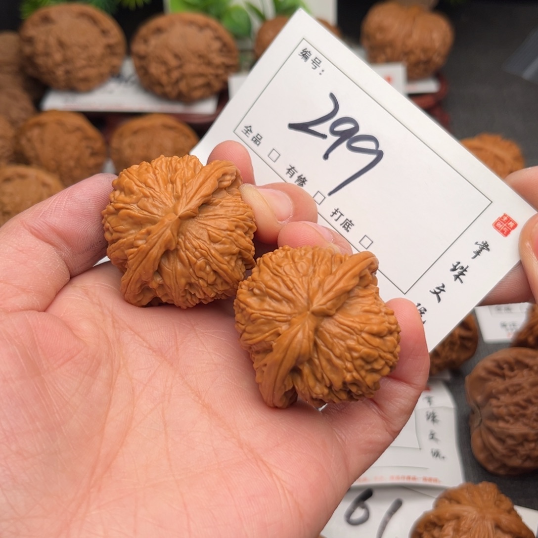 朋***鹏吊坠文玩核桃339全品白狮子299