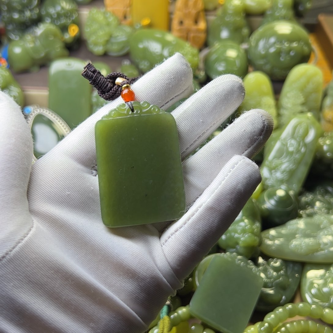 岫岩老玉（透闪石质玉）挂件未镶嵌楠**?