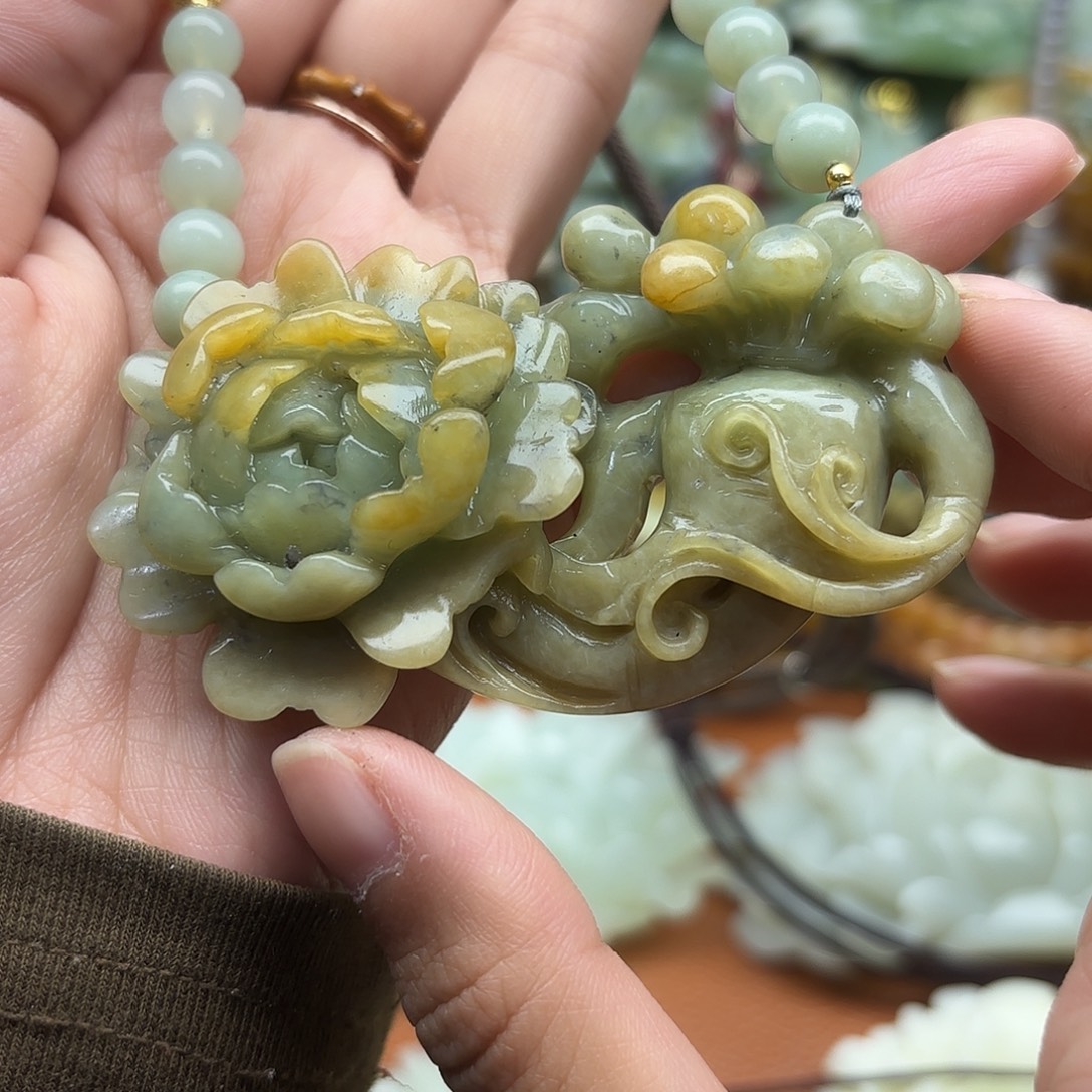 蛇纹石玉未镶嵌颈饰