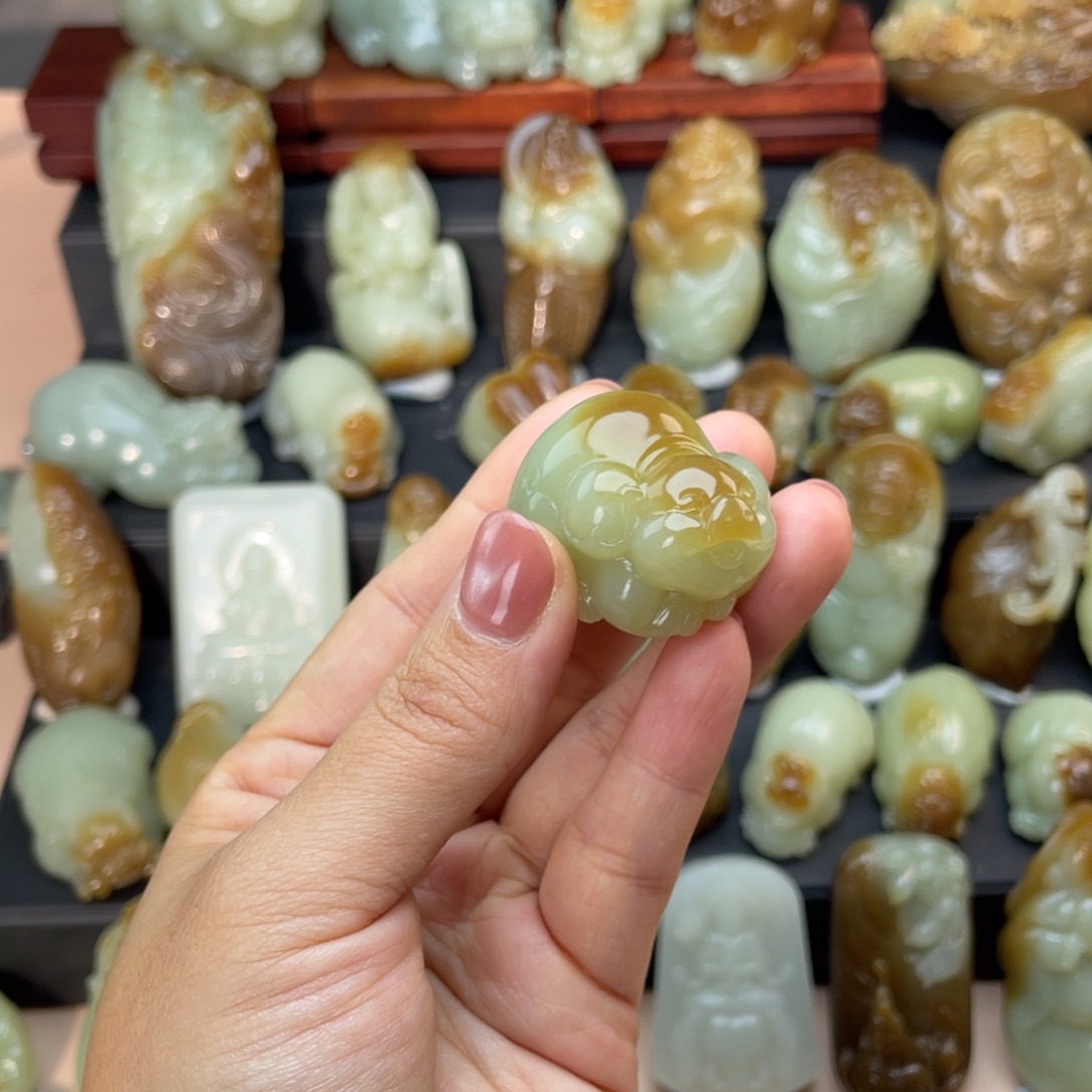 Q****和田玉未镶嵌颈饰