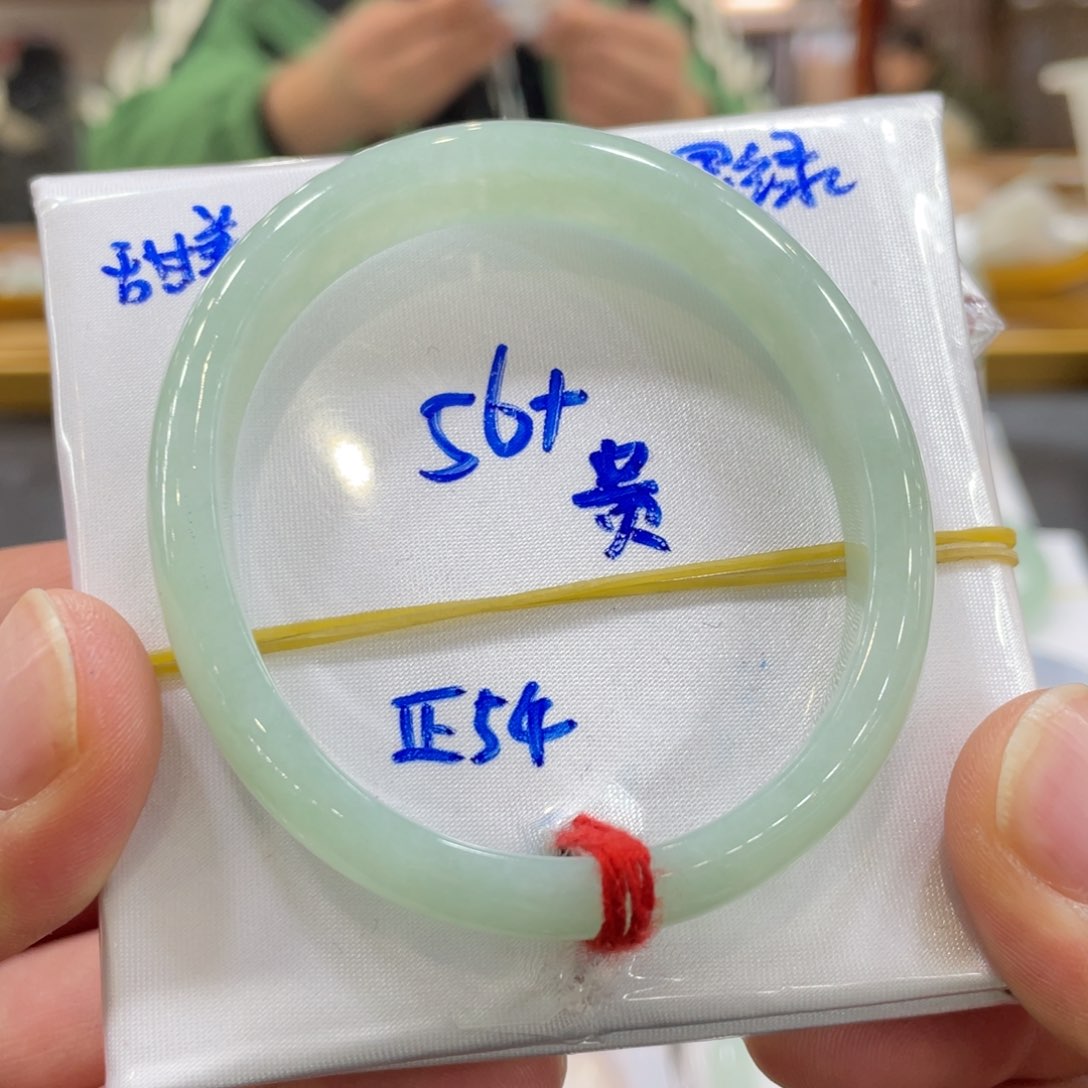 翡翠手镯未镶嵌翡翠