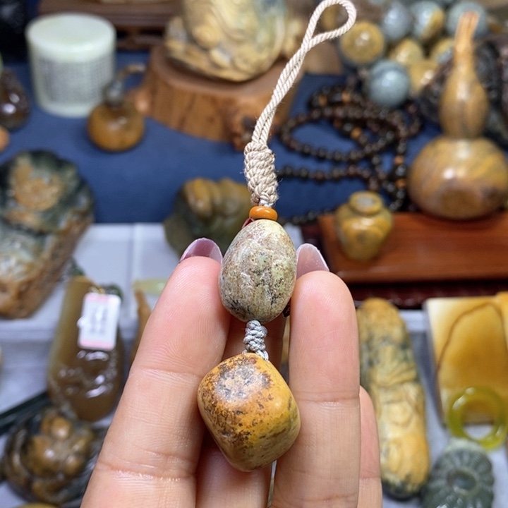 岫岩河磨玉（透闪石质玉）原石微瑕不退换介意勿拍未镶嵌