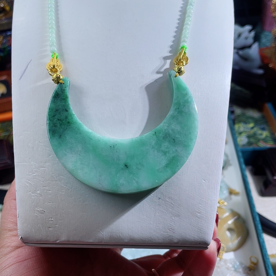 翡翠颈饰未镶嵌暗*翡翠豆绿弯弯