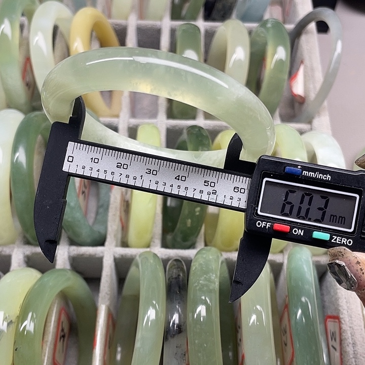 蛇纹石玉未镶嵌手镯15