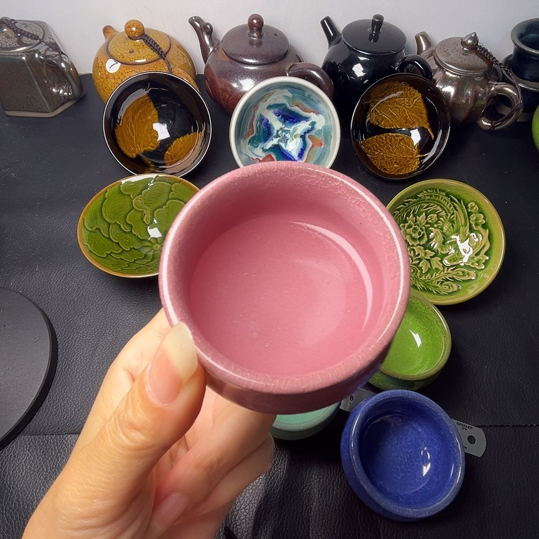 茶盏在干嘛我也在看手机的