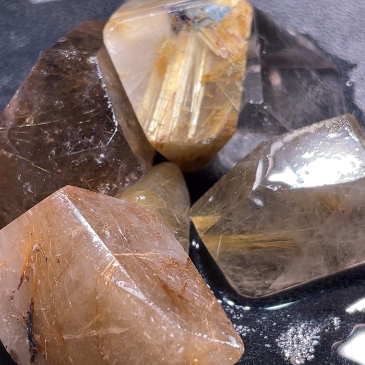 时***转发晶未镶嵌颈饰钛