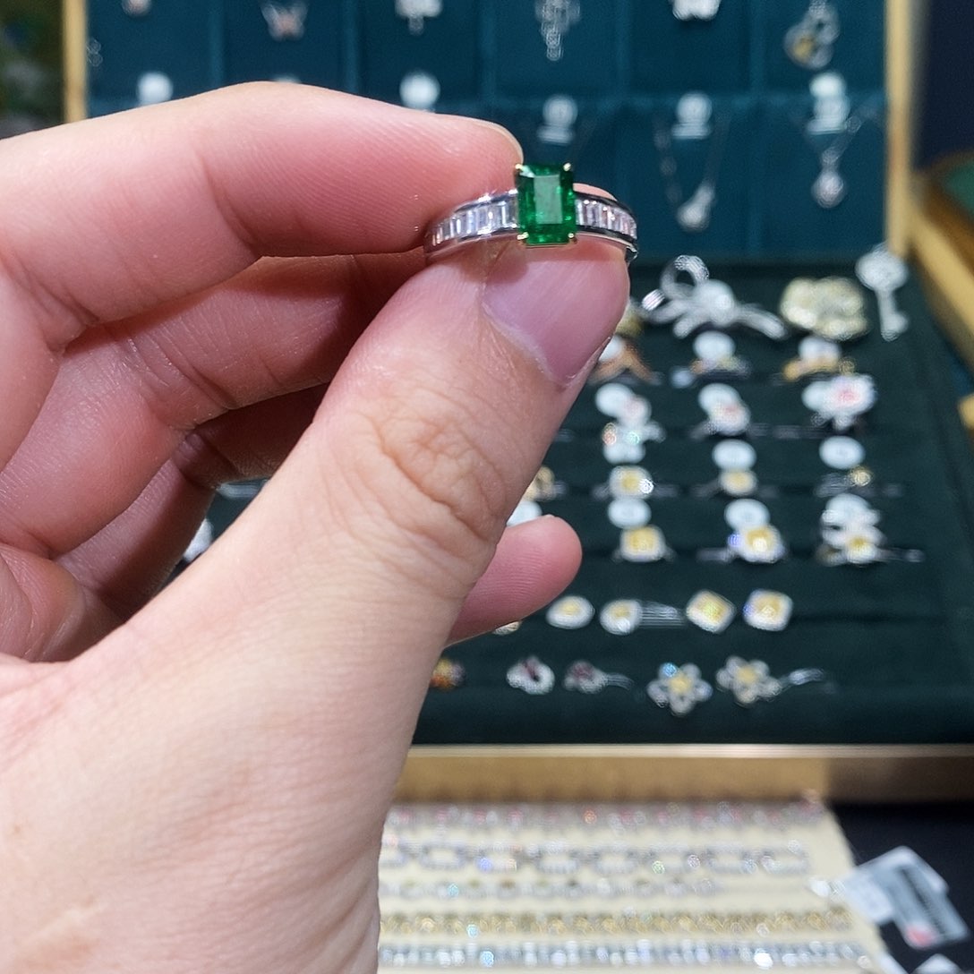 祖母绿戒指18K金镶嵌戒指