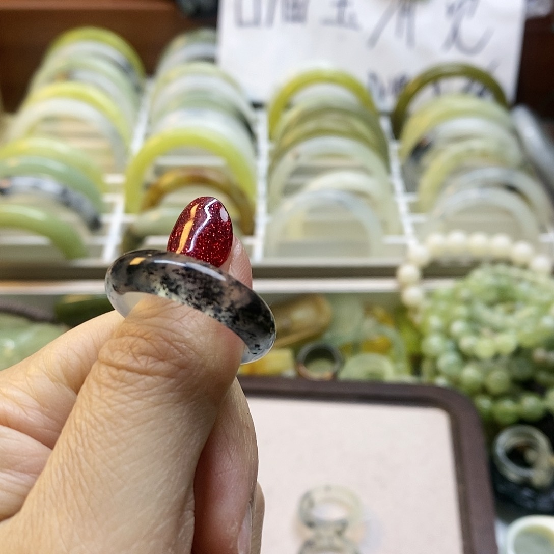 蛇纹石玉手镯未镶嵌芷****?