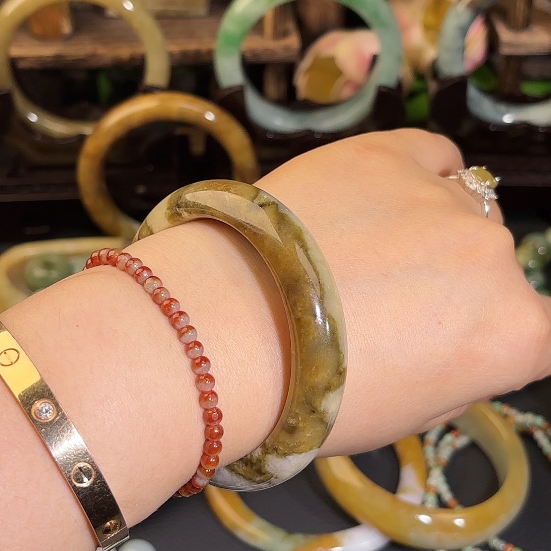 翡翠手镯未镶嵌大山