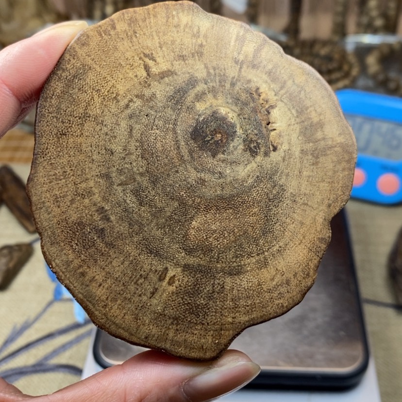 【闪购商品】沉香手把件浅**筑香港老料