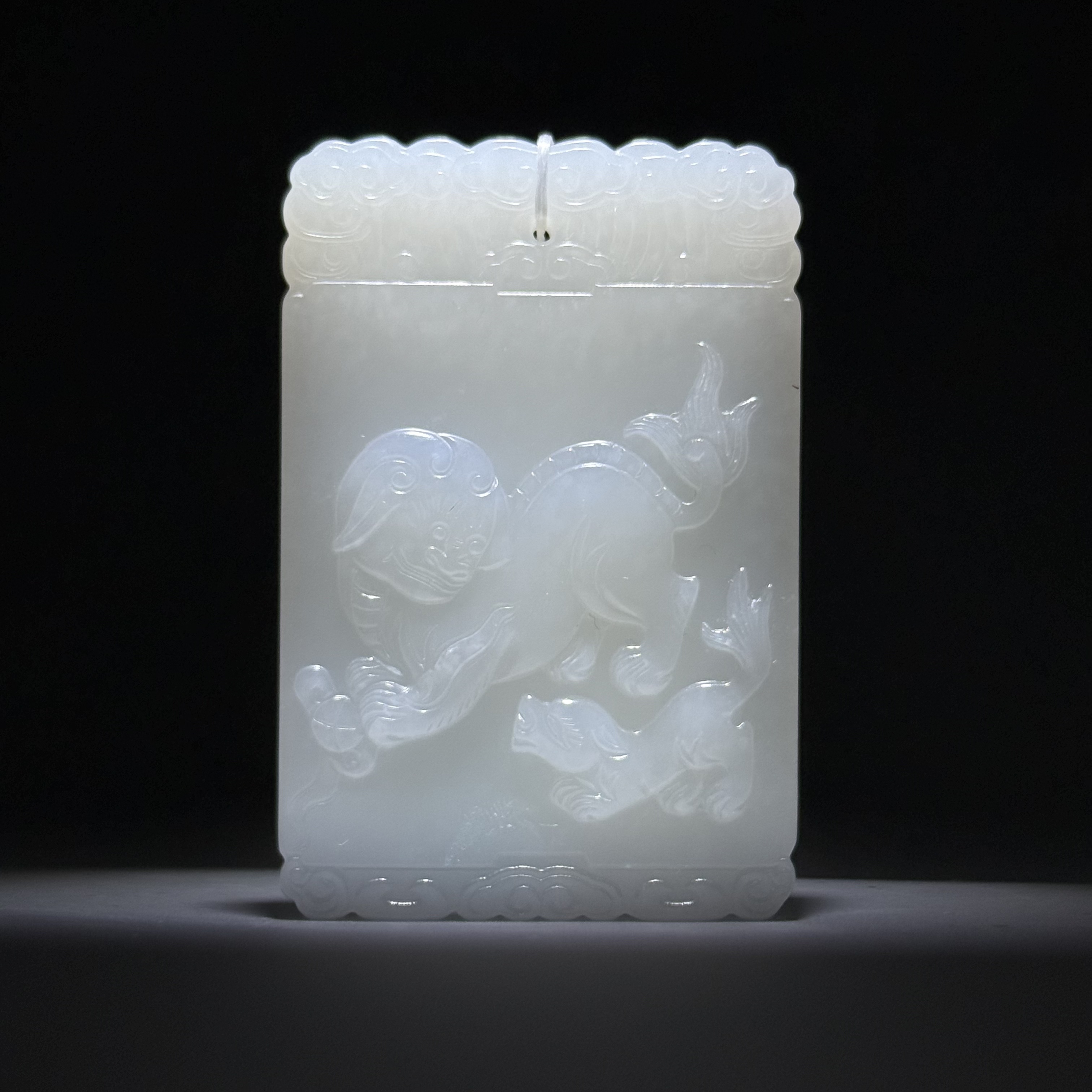 清-古玉狮子滚绣球子冈牌2507010093