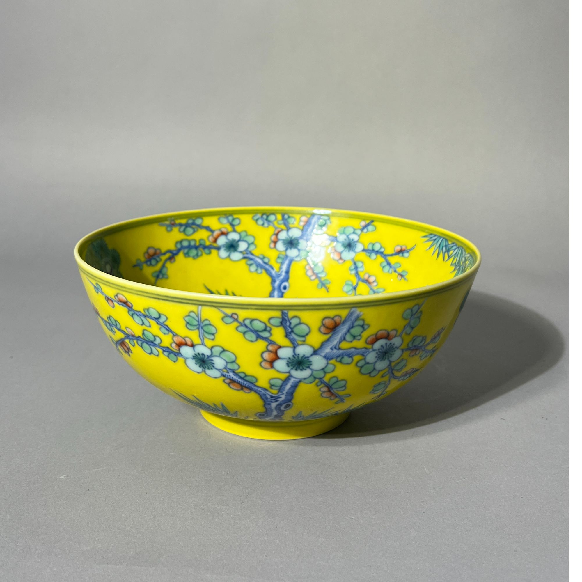 黄地斗彩松竹梅纹碗