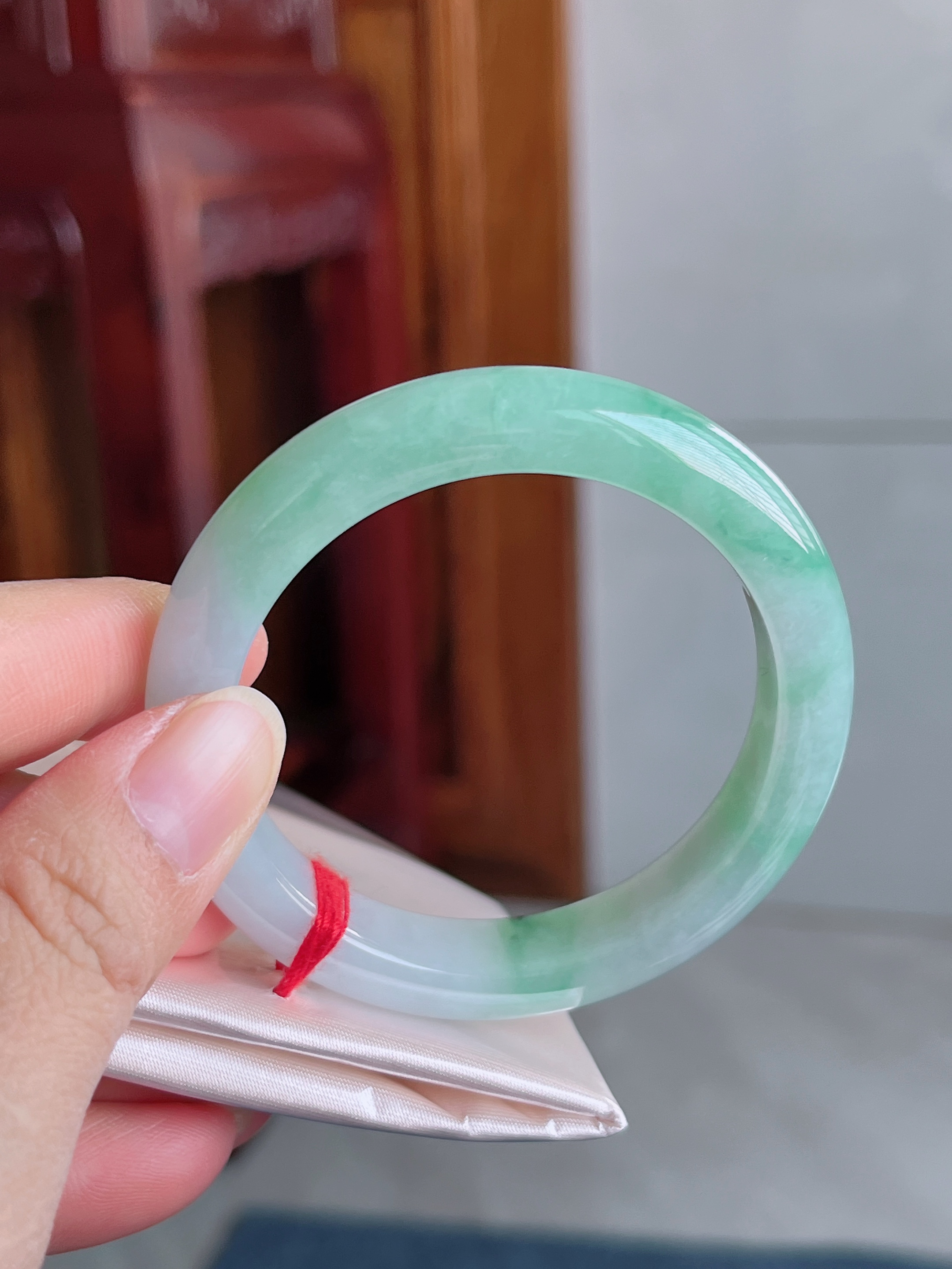 52-53圈冰润春彩翡翠手镯女款少女浅绿平安镯翡翠色