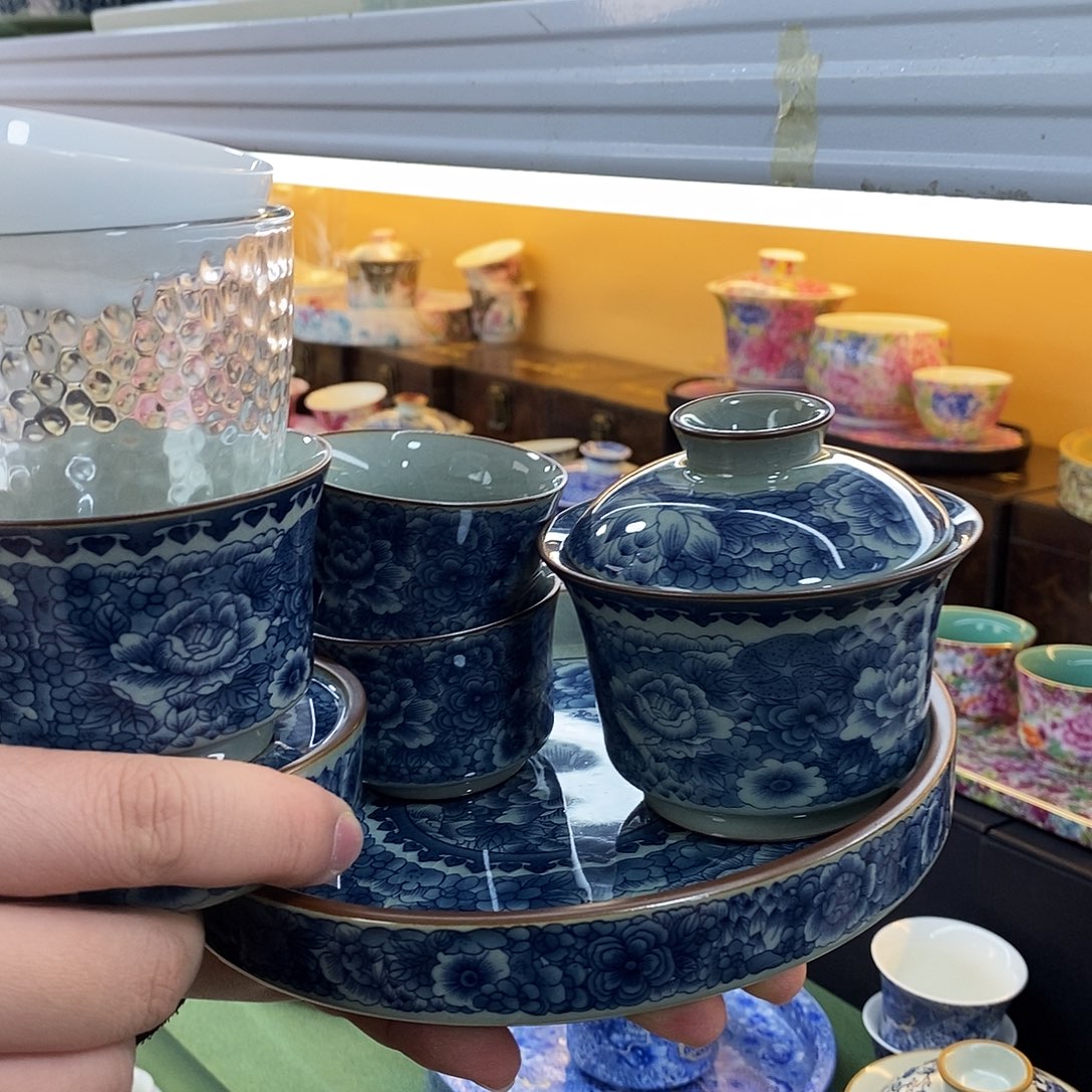 盖碗和小火煎成一块金黄