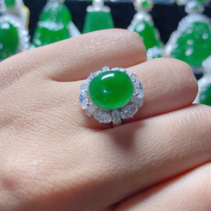 翡翠颈饰18K金镶嵌18。