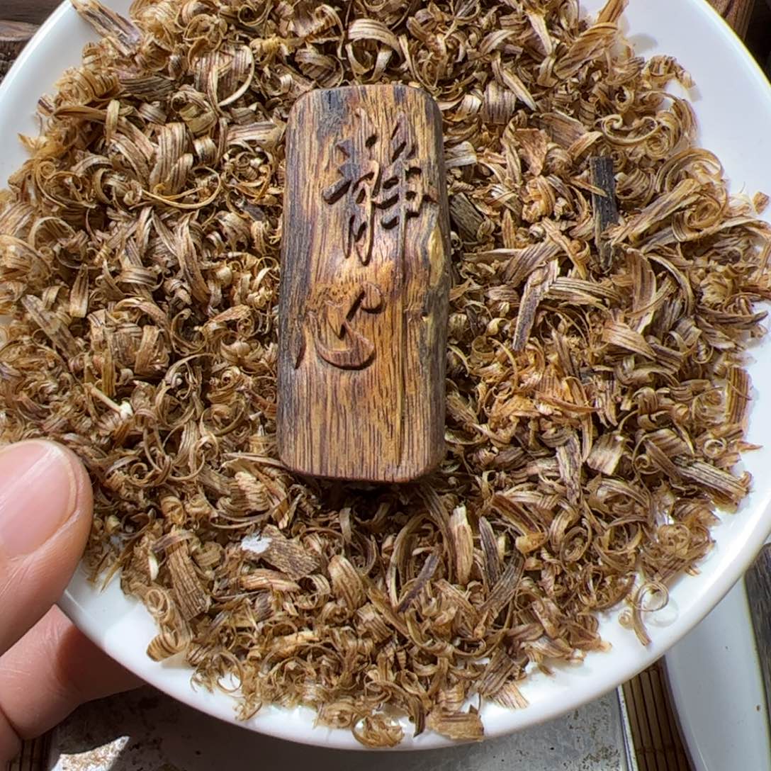 ****。沉香碎屑沉香乌身雕刻8.5克