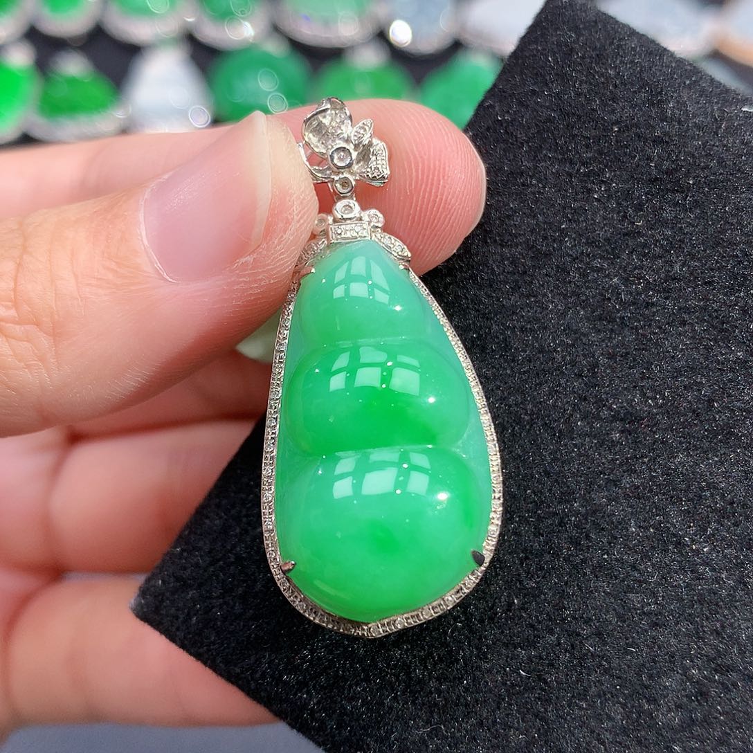 翡翠18K金镶嵌颈饰