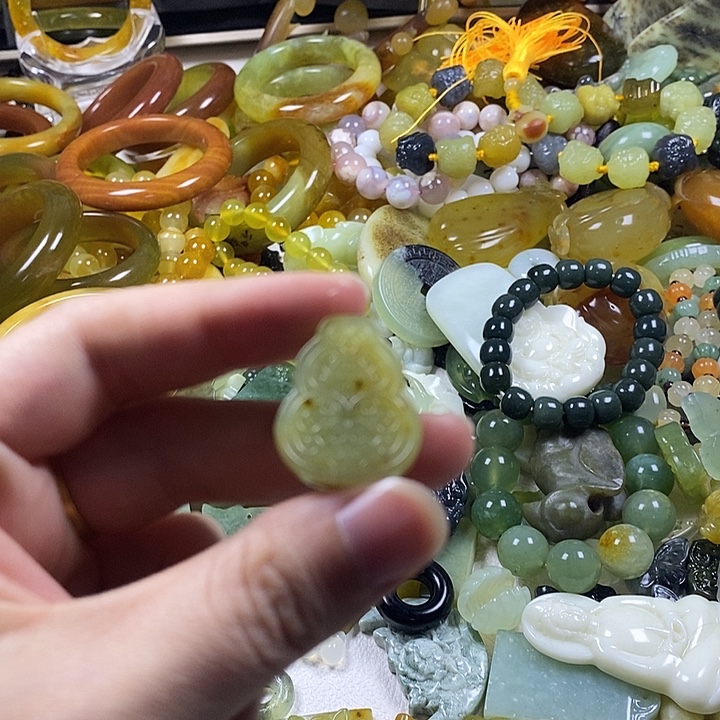 蛇纹石玉未镶嵌颈饰