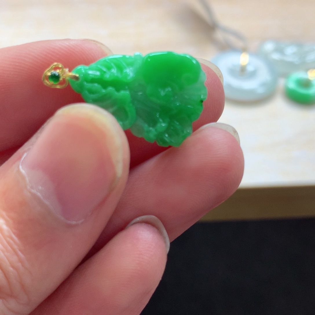 翡翠18K金镶嵌颈饰吊坠