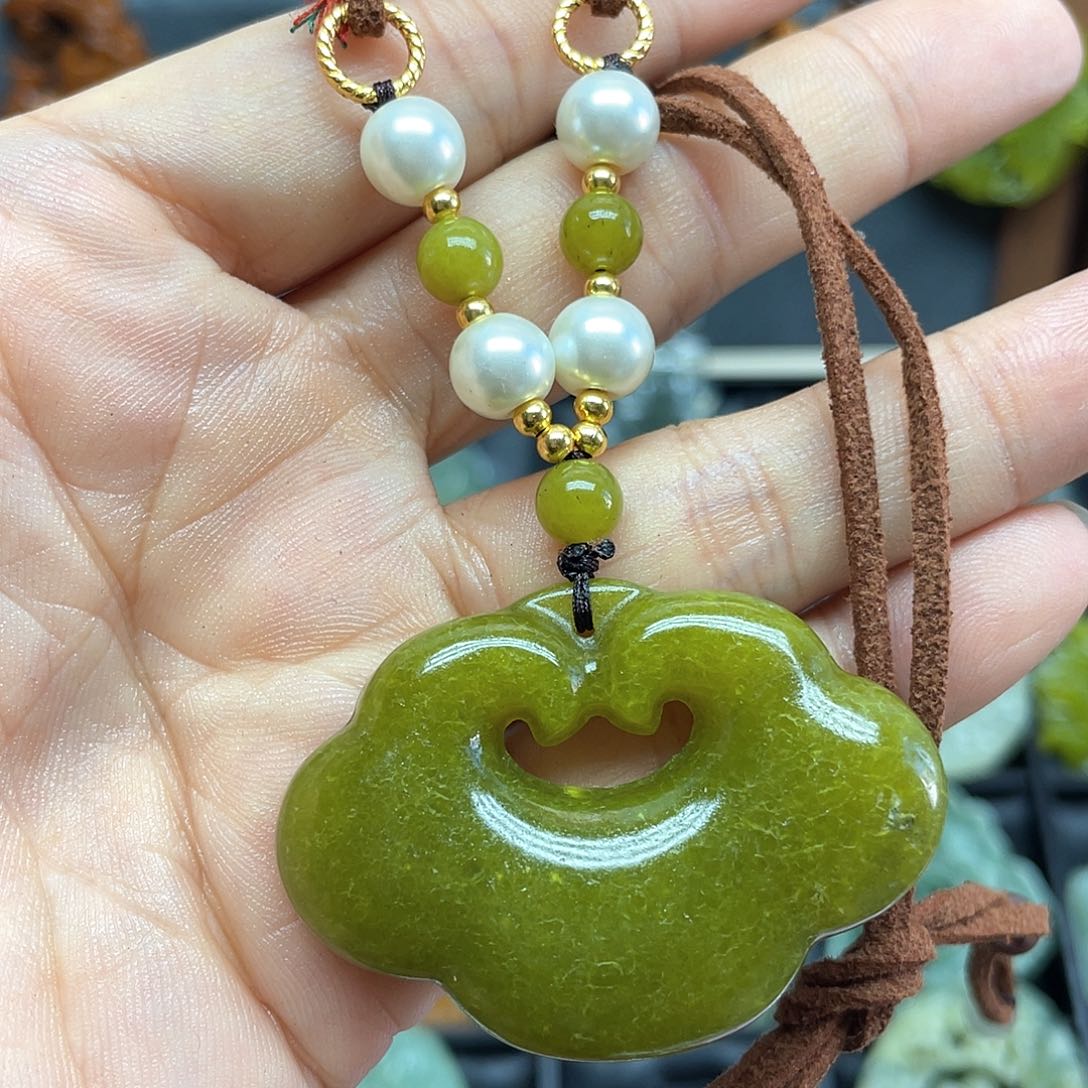 蛇纹石玉未镶嵌颈饰