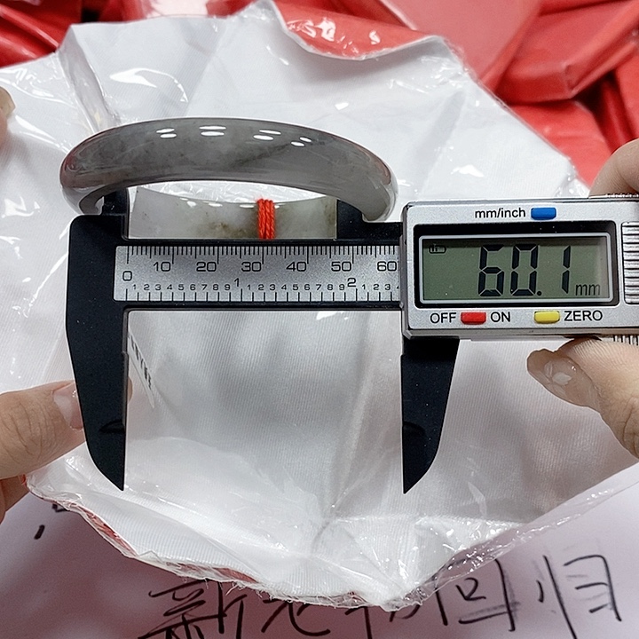 翡翠手镯未镶嵌10。 