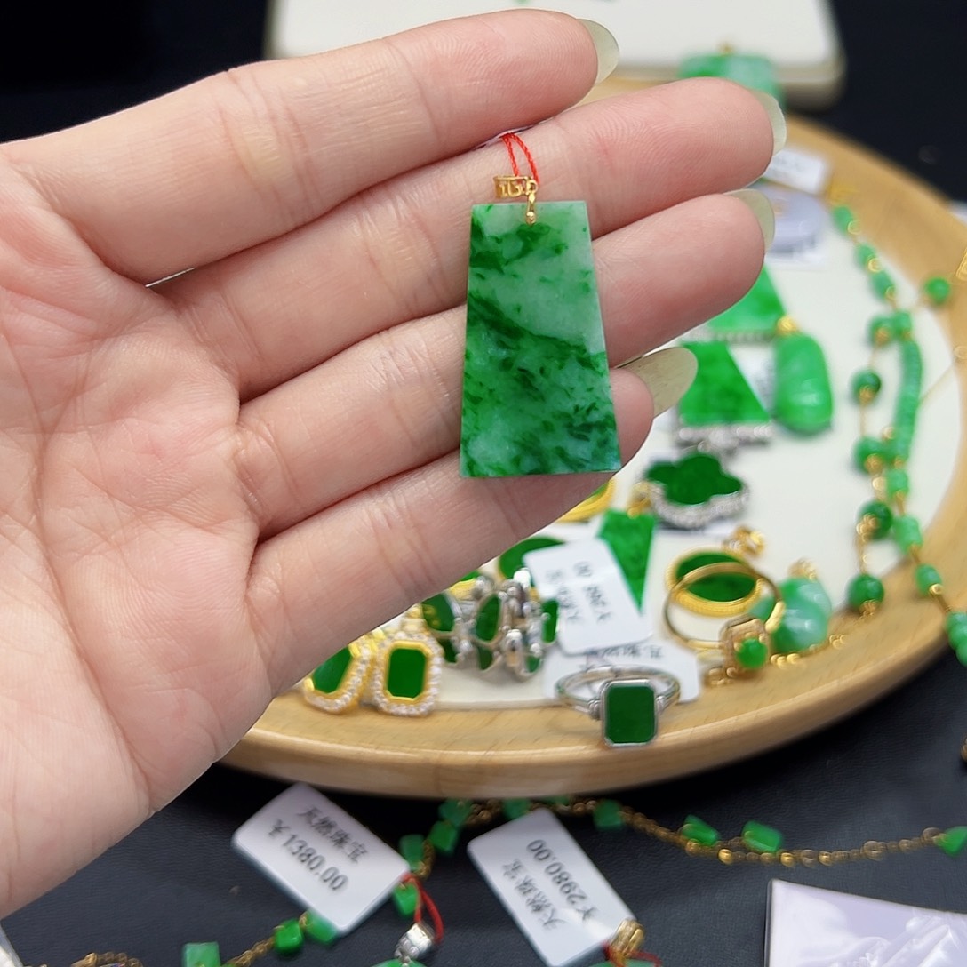 翡翠颈饰18K金镶嵌天然缅料A货一件