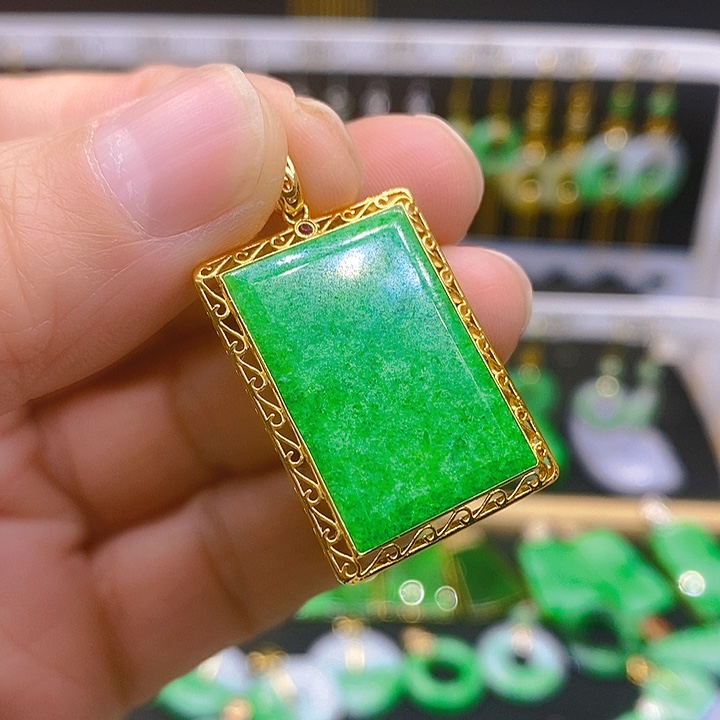 翡翠吊坠(赠链)18K金镶嵌吊坠