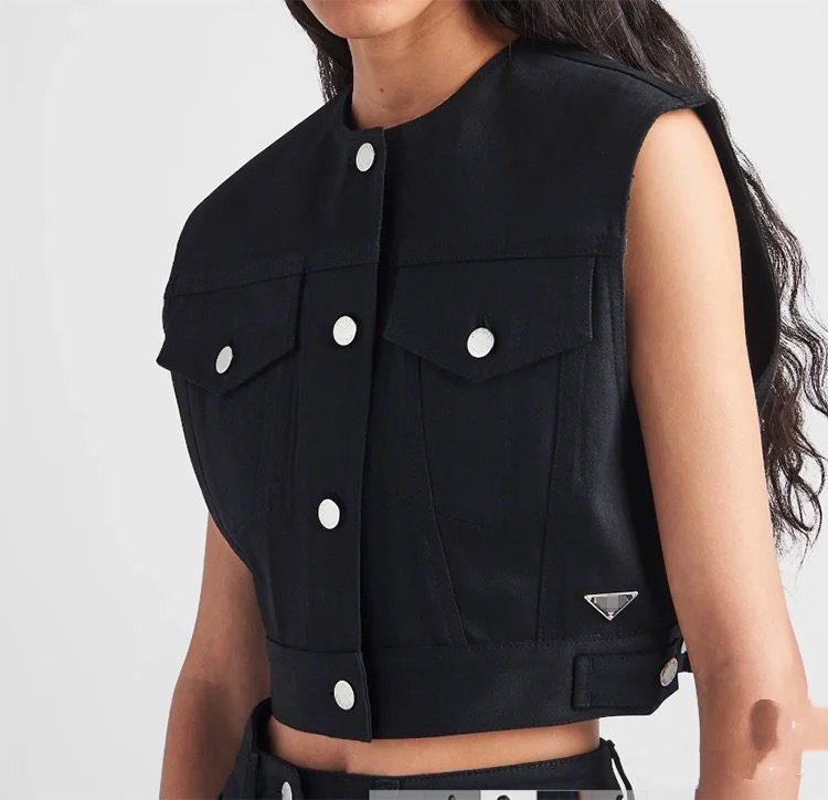 99新 Prada/普拉达 黑色双口袋牛仔马甲 xs码 01583