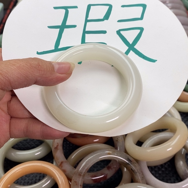 蝉***雨石英质玉未镶嵌手镯