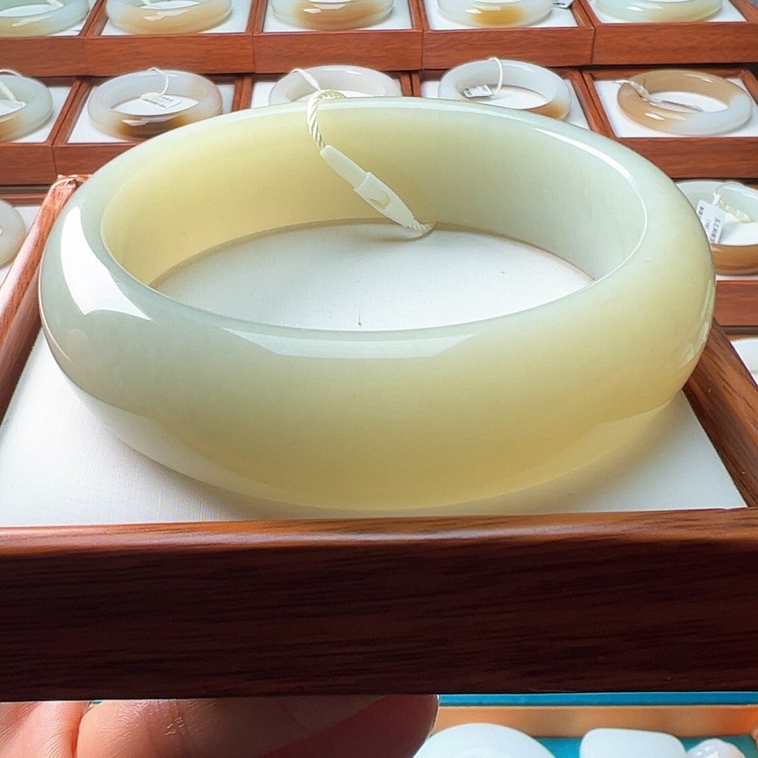 和田玉手镯未镶嵌