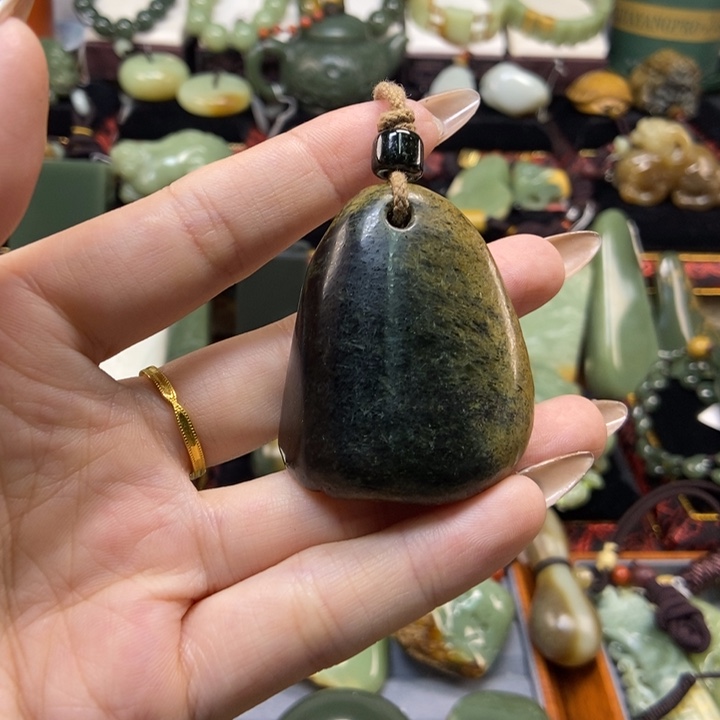 颈饰未镶嵌岫岩河磨玉（透闪石质玉）