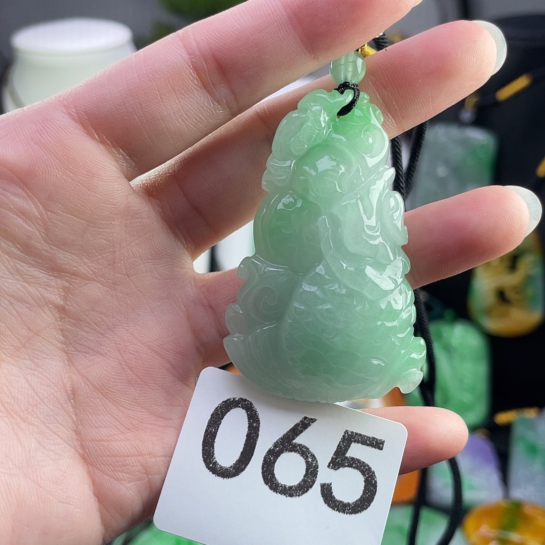 翡翠未镶嵌吊坠(赠链)