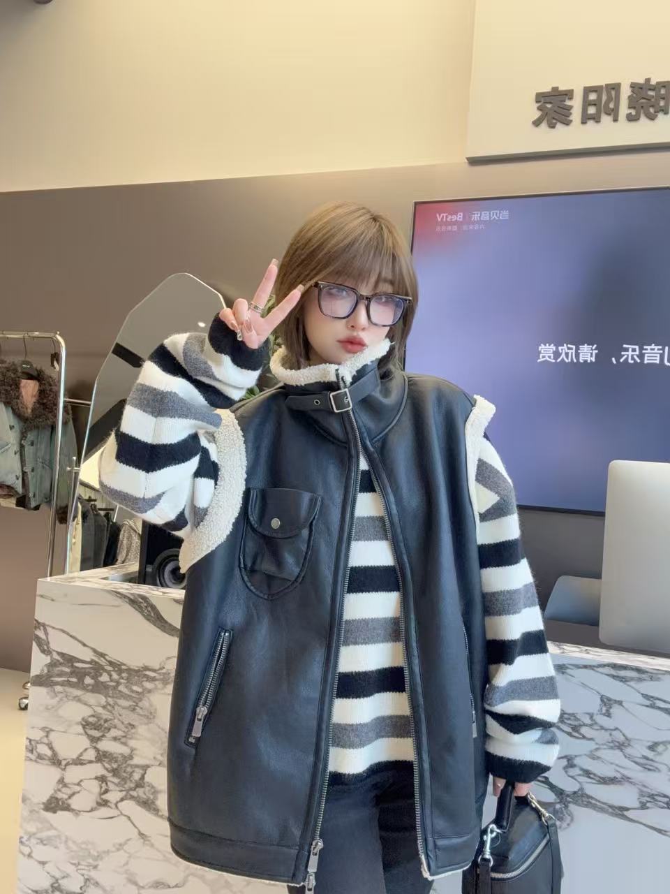 RM纯色机车风PU毛毛马甲外穿83126