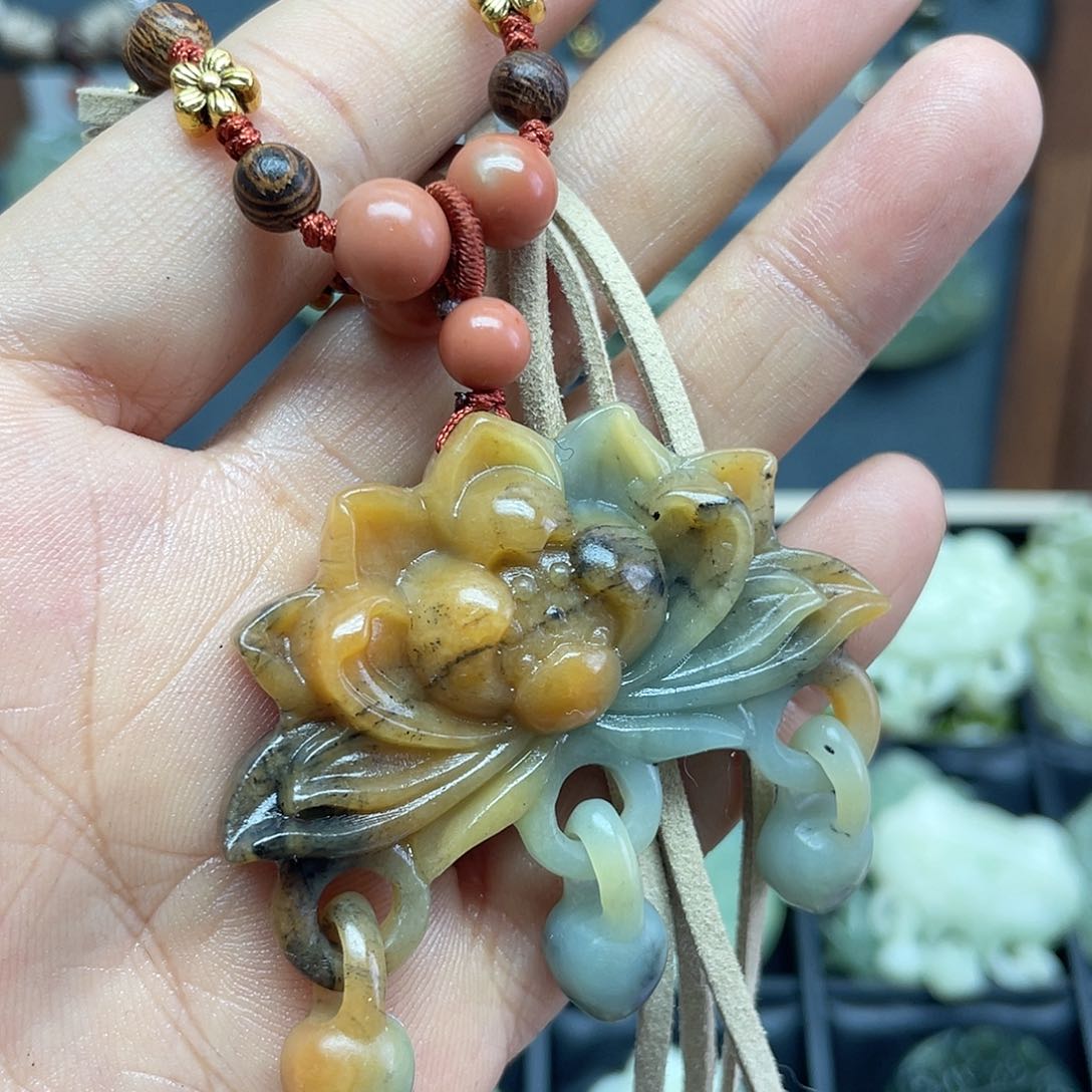 蛇纹石玉未镶嵌颈饰