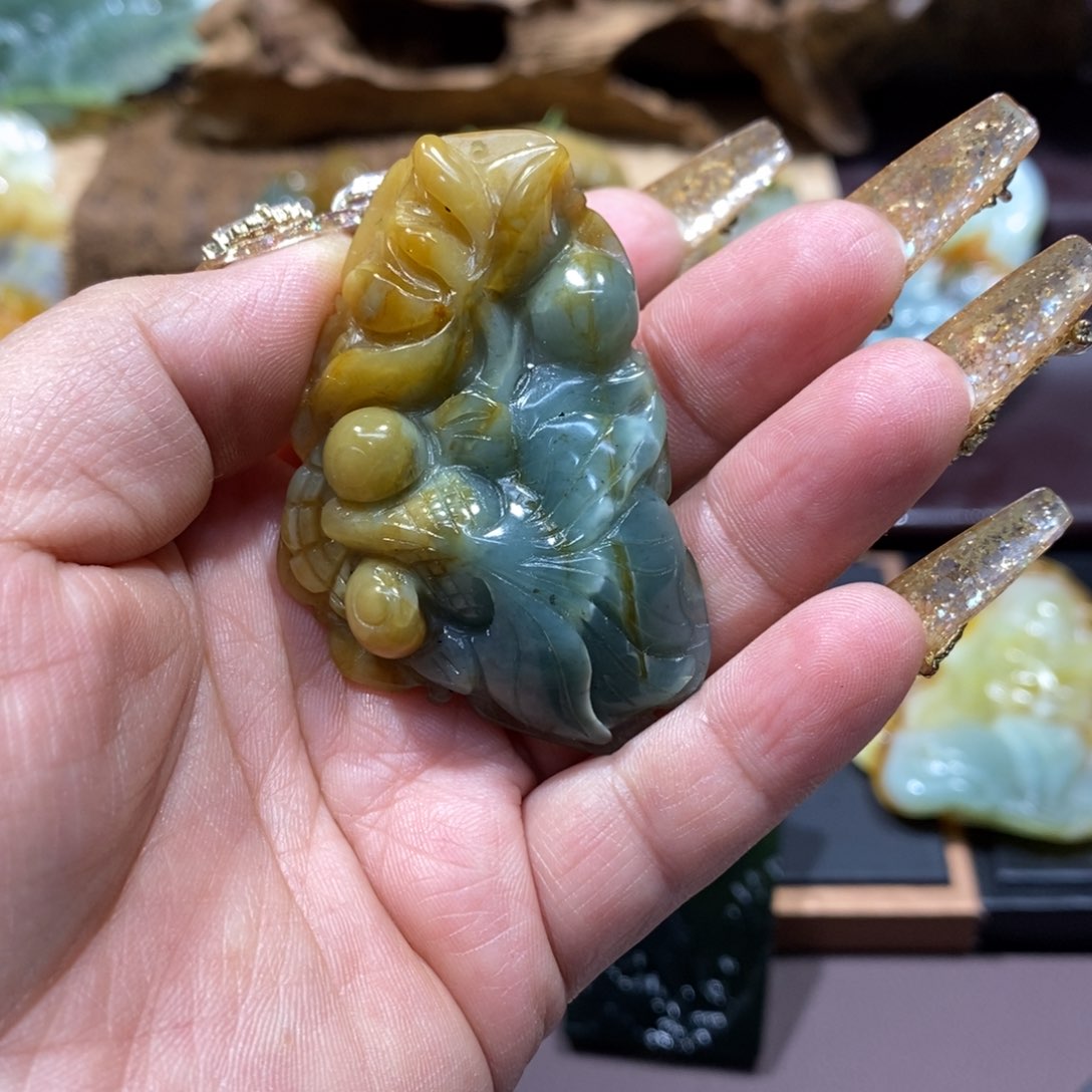 蛇纹石玉颈饰未镶嵌