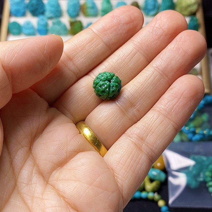 独***崖绿松石未镶嵌颈饰