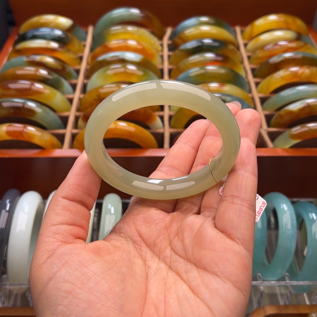 和田玉手镯未镶嵌