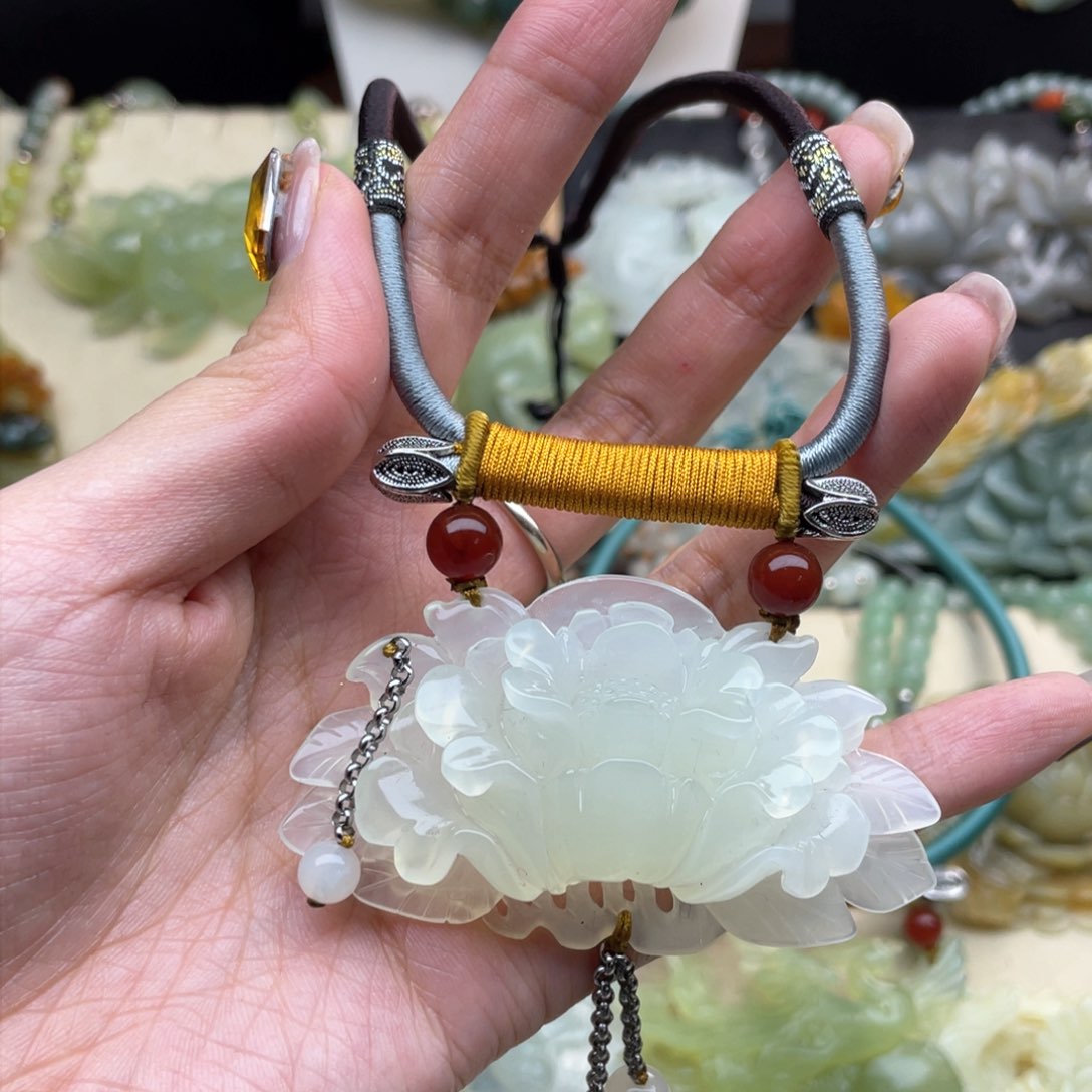 蛇纹石玉颈饰未镶嵌