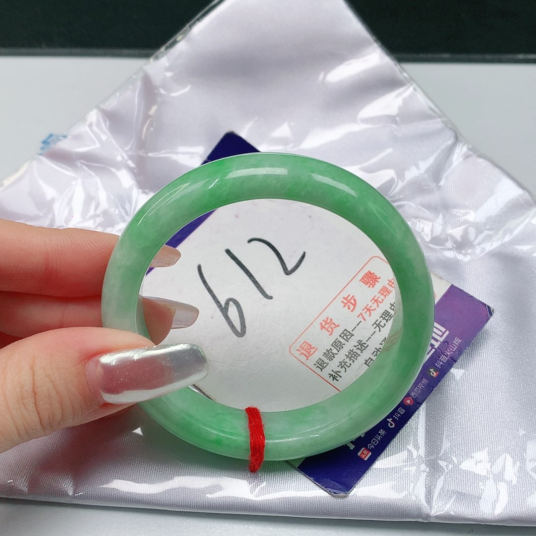 翡翠手镯未镶嵌?**?翡翠手镯