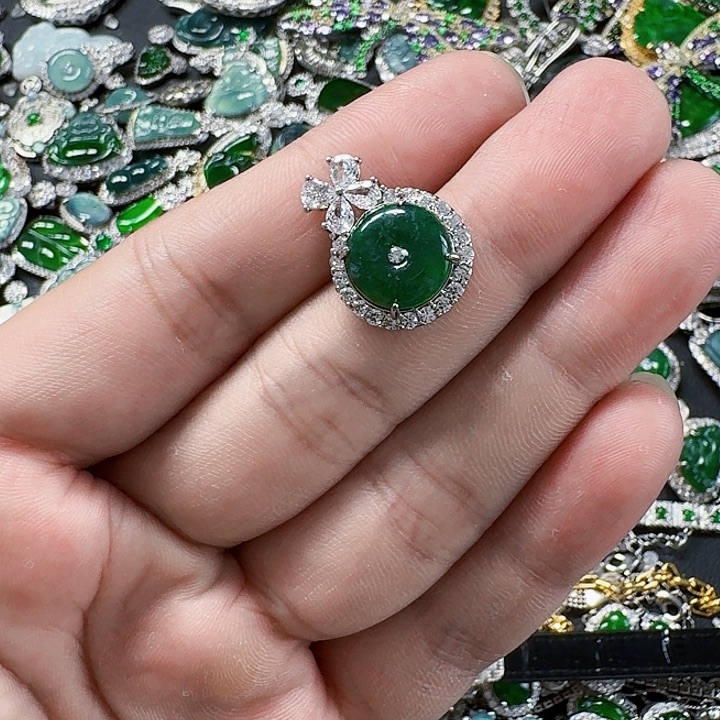 翡翠颈饰未镶嵌天然A货翡翠放漏