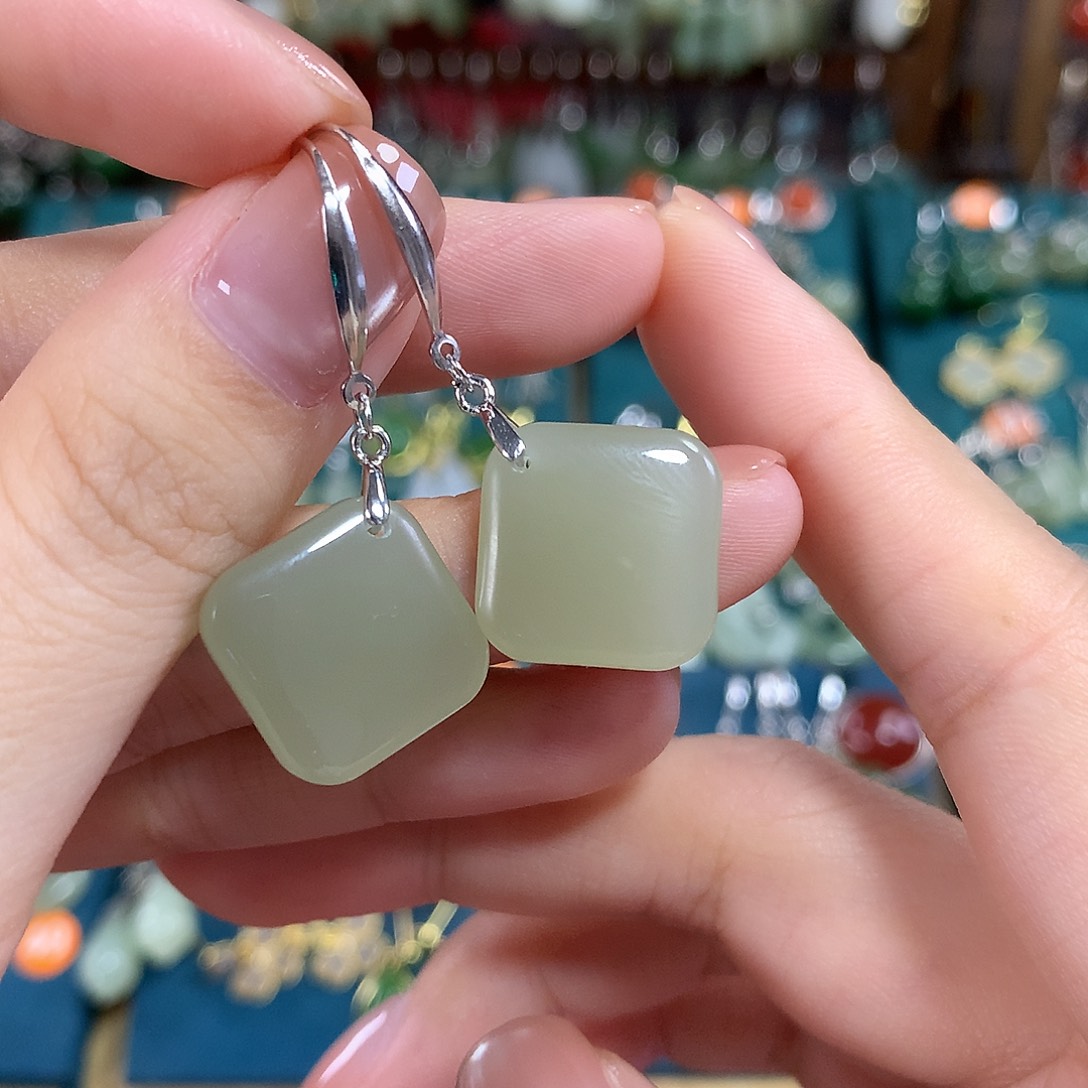 和田玉银S925镶嵌耳饰方糖卡15左右