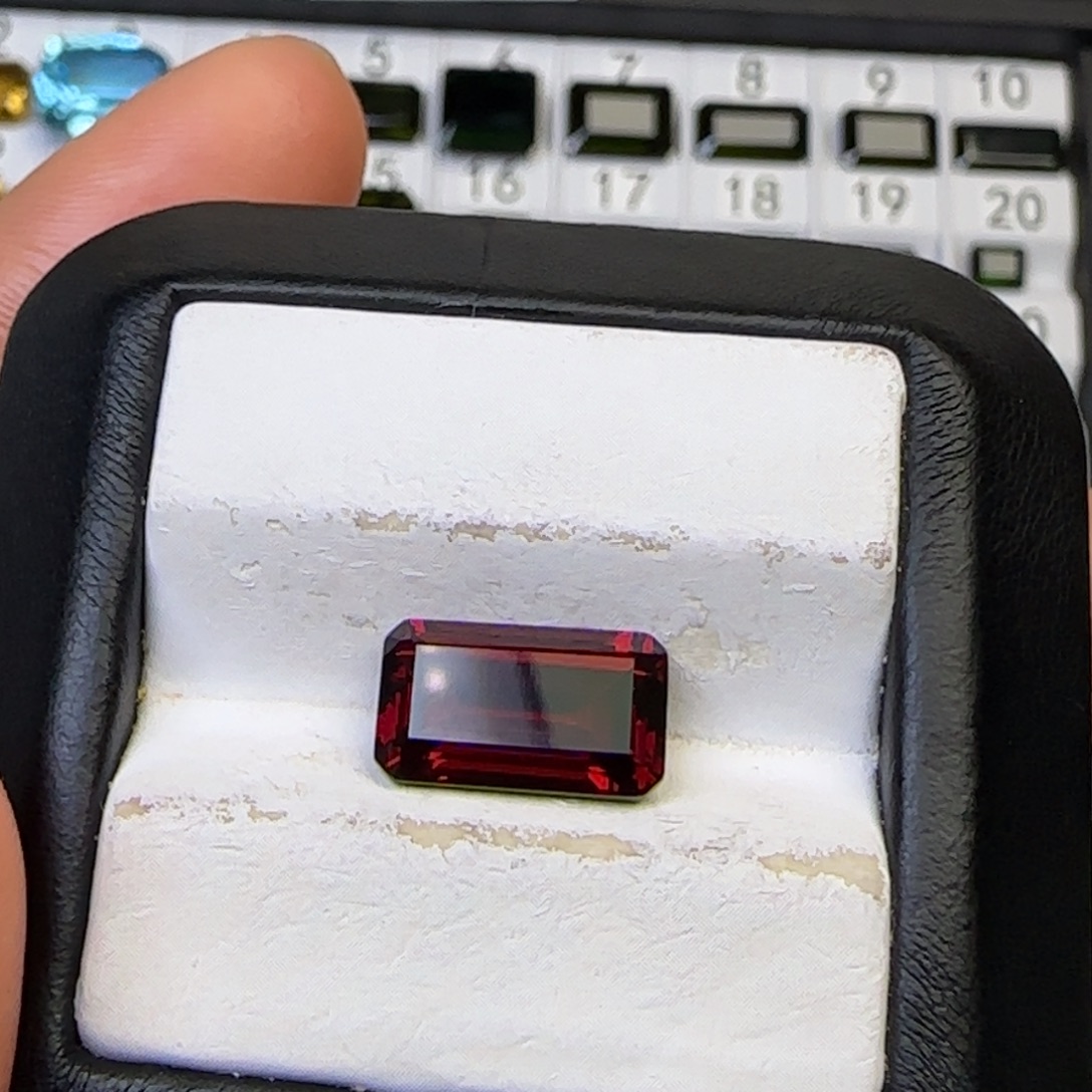 是***吖石榴石未镶嵌珠宝半成品天然 约5.13克拉