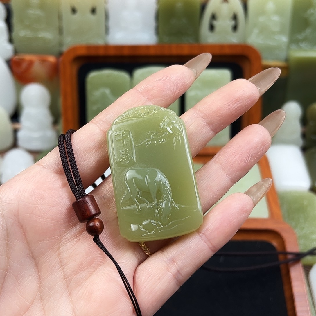 翠绿色生肖马吊坠