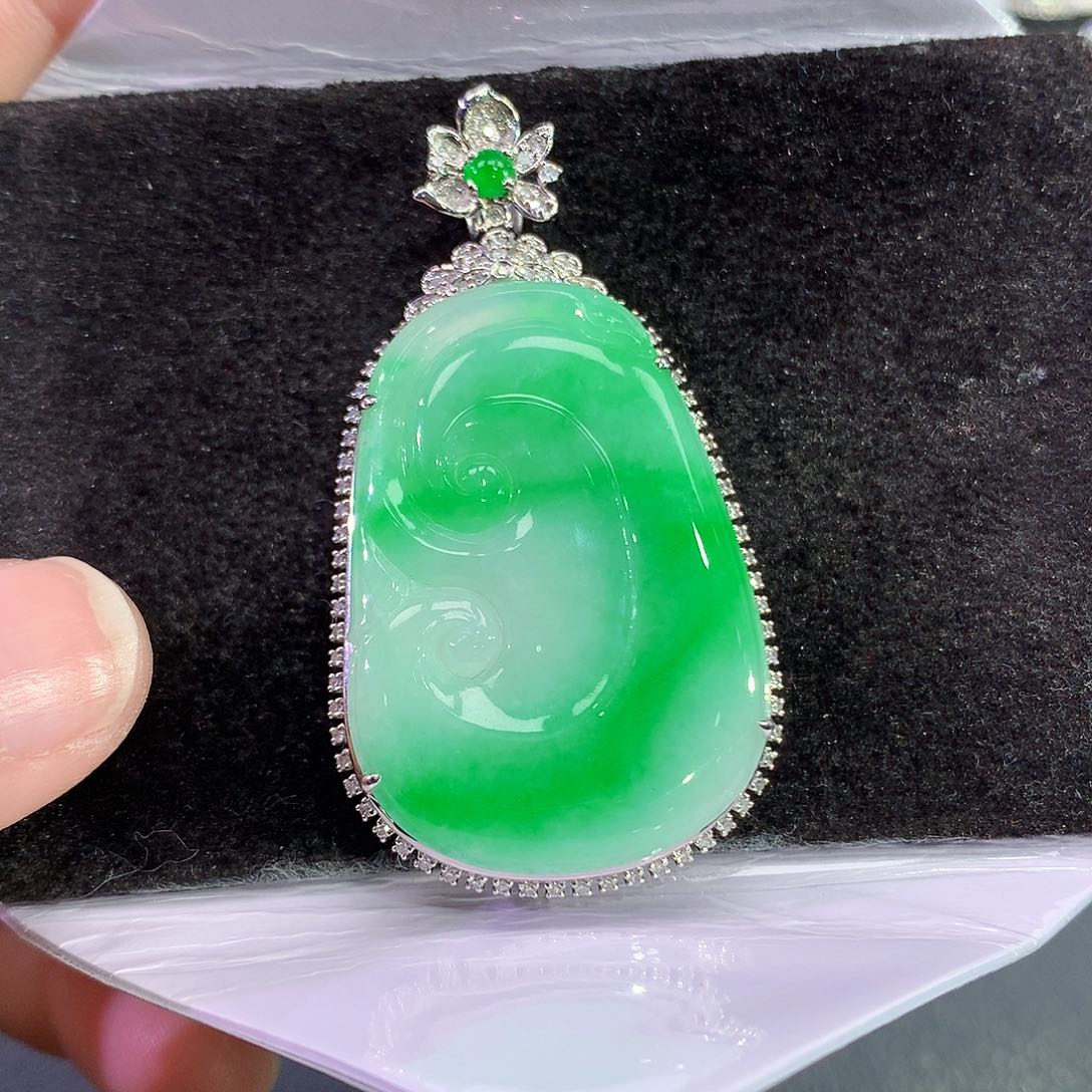 翡翠18K金镶嵌吊坠(赠链)~**~