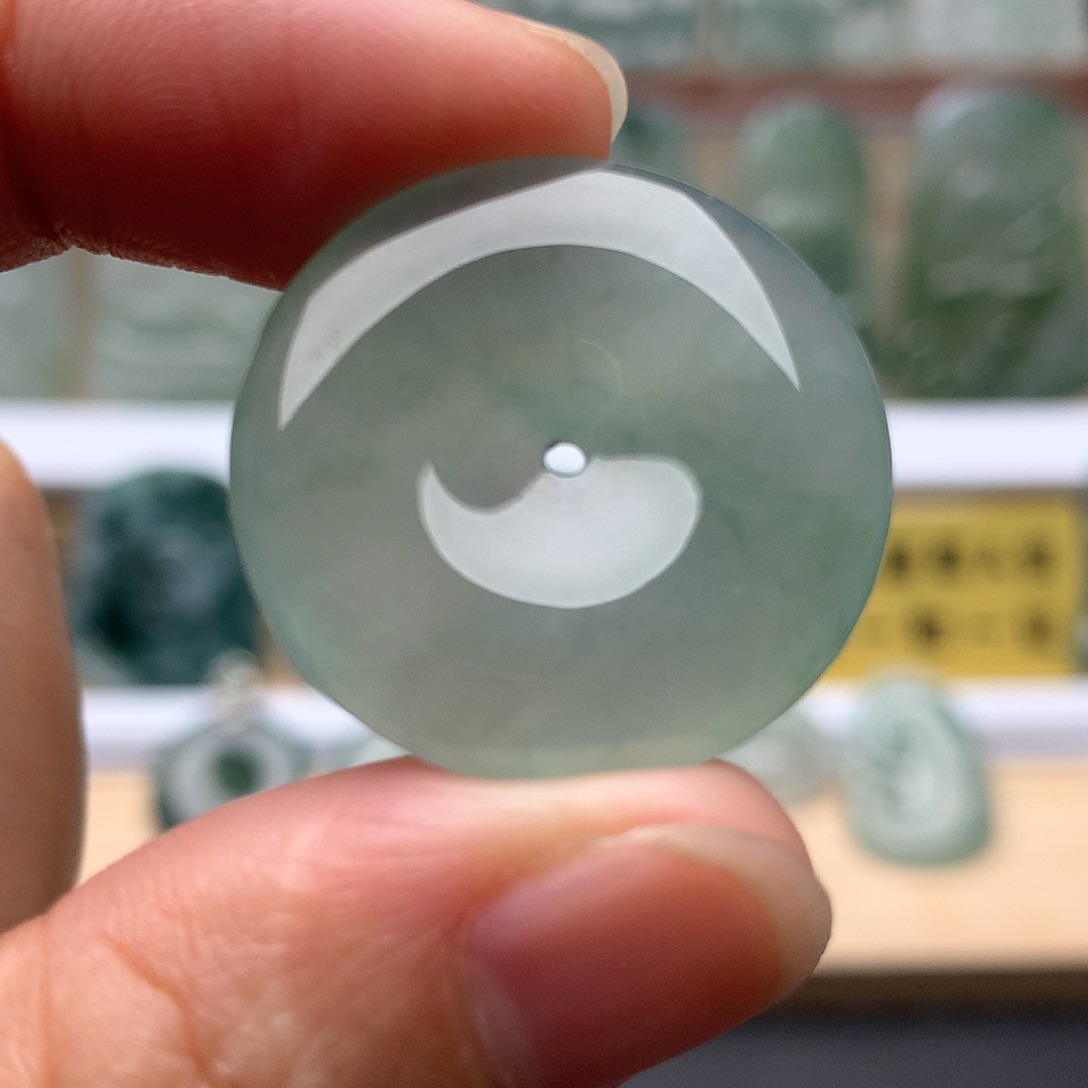 翡翠未镶嵌颈饰平安扣