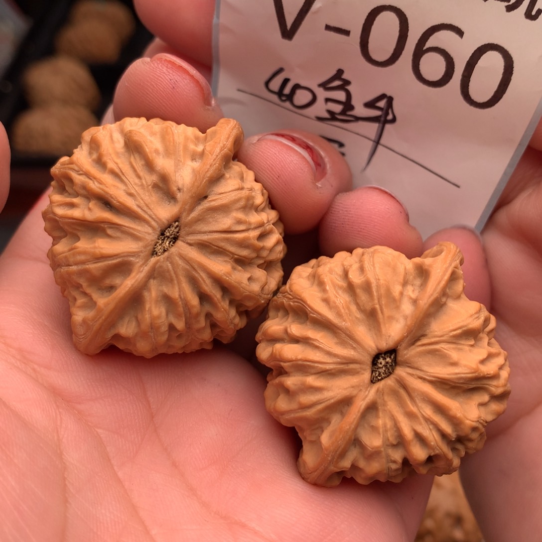 文玩核桃把件40金牛……..